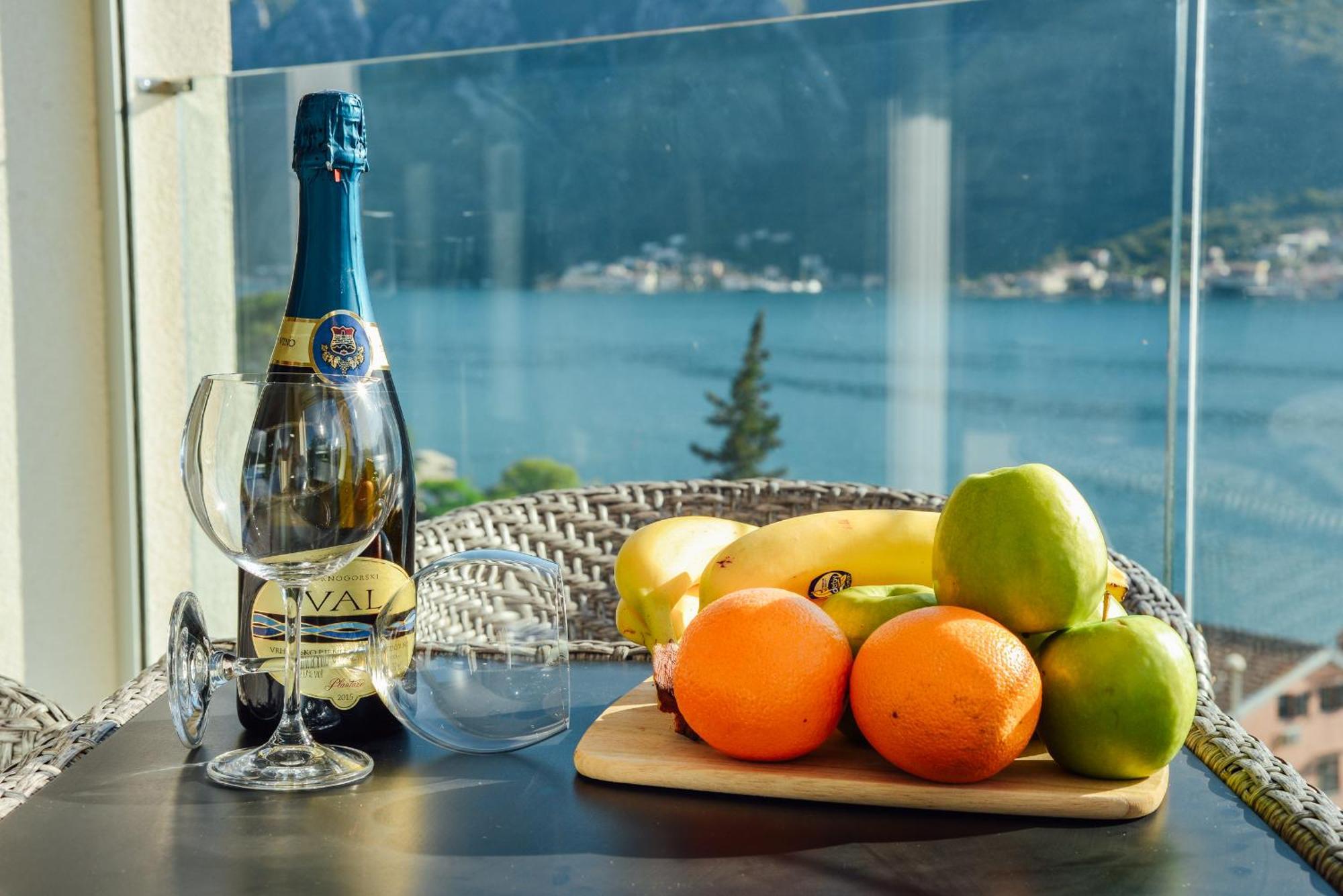 Sea View Apartment For 4 Kotor Bagian luar foto