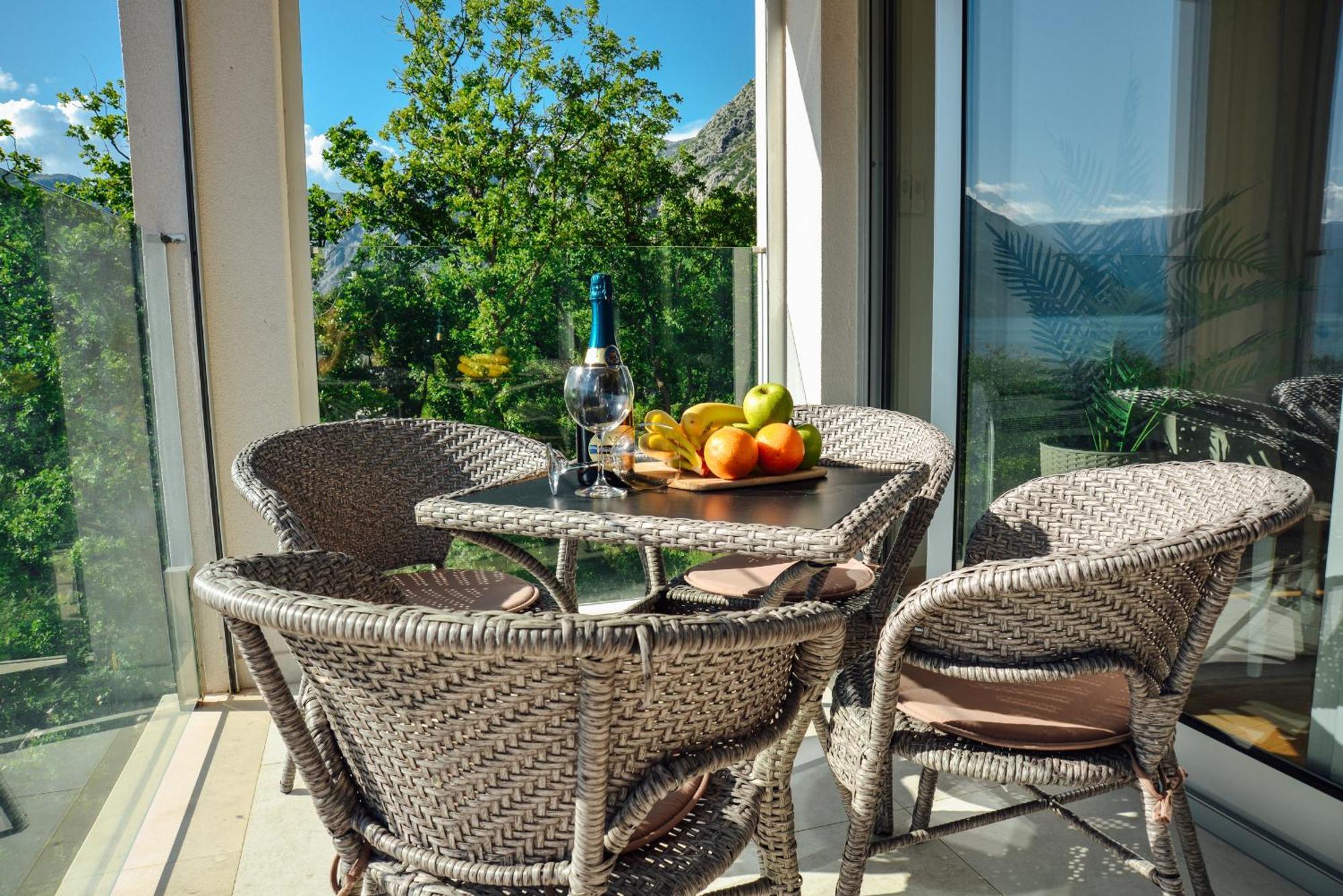 Sea View Apartment For 4 Kotor Bagian luar foto